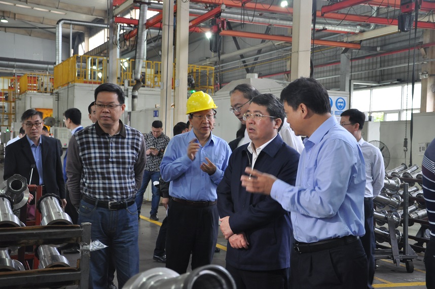 柳州市委副書記、市長吳煒一行到方盛車橋（柳州）有限公司調(diào)研.JPG